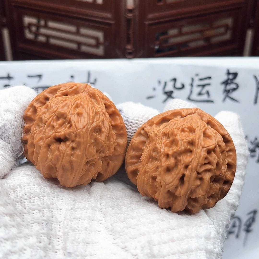 文玩核桃吊坠三角白