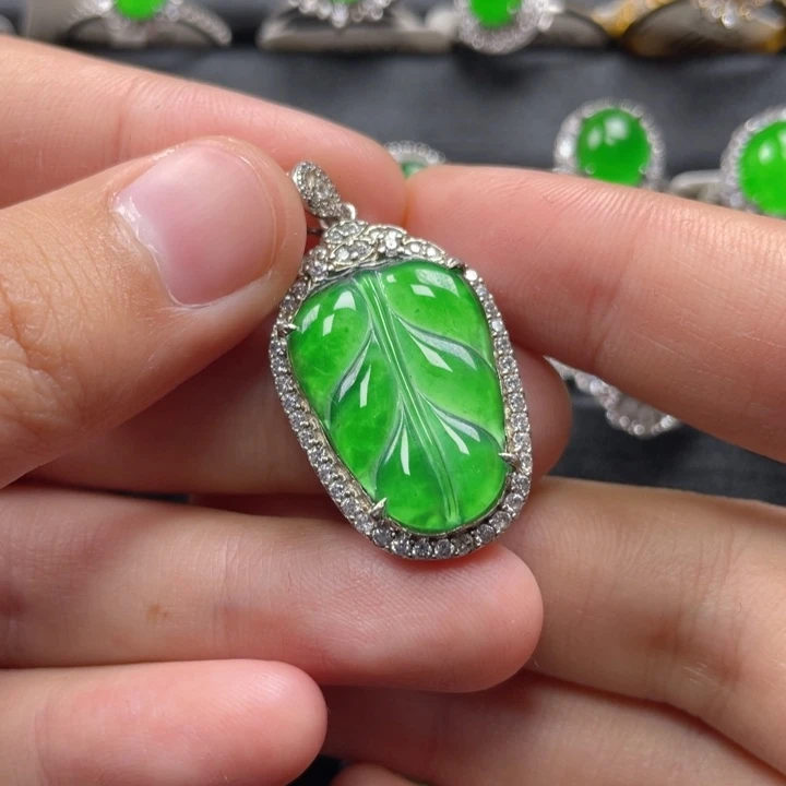 翡翠颈饰银S925镶嵌吊坠