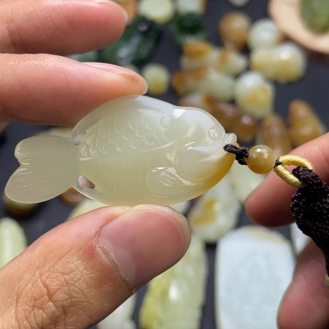 和田玉未镶嵌颈饰糖白年年有鱼