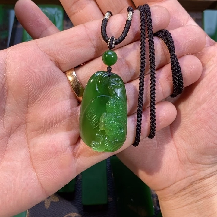 睿***生和田玉未镶嵌颈饰