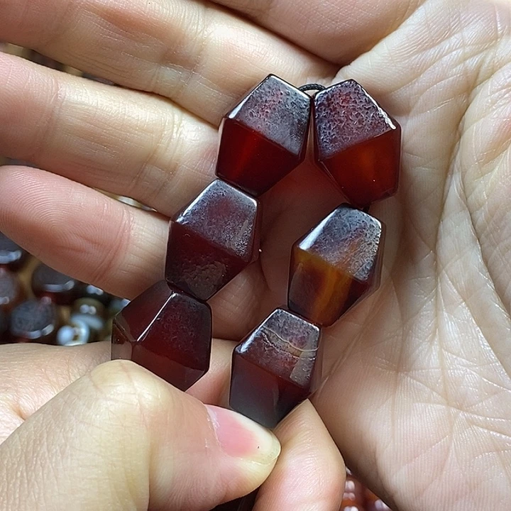 未镶嵌颈饰玛瑙/玉髓品**雨