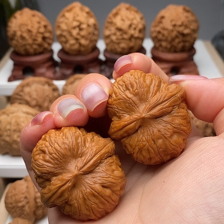 拿***。文玩核桃把件元宝