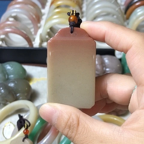 颈饰未镶嵌石英质玉