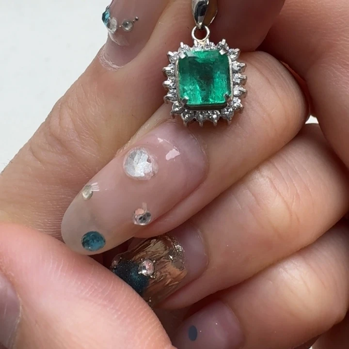 未镶嵌颈饰祖母绿