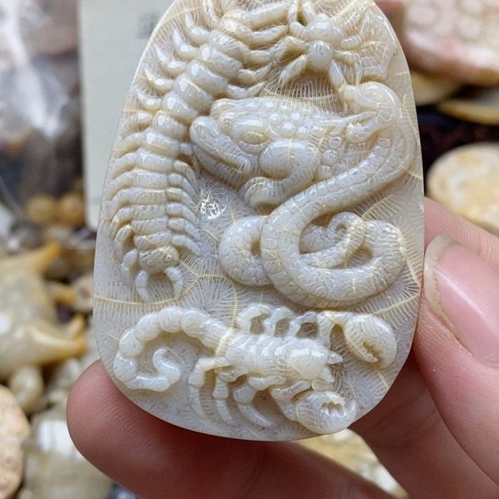 石英质玉未镶嵌颈饰