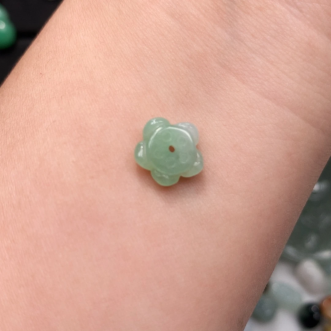 翡翠未镶嵌颈饰莲花