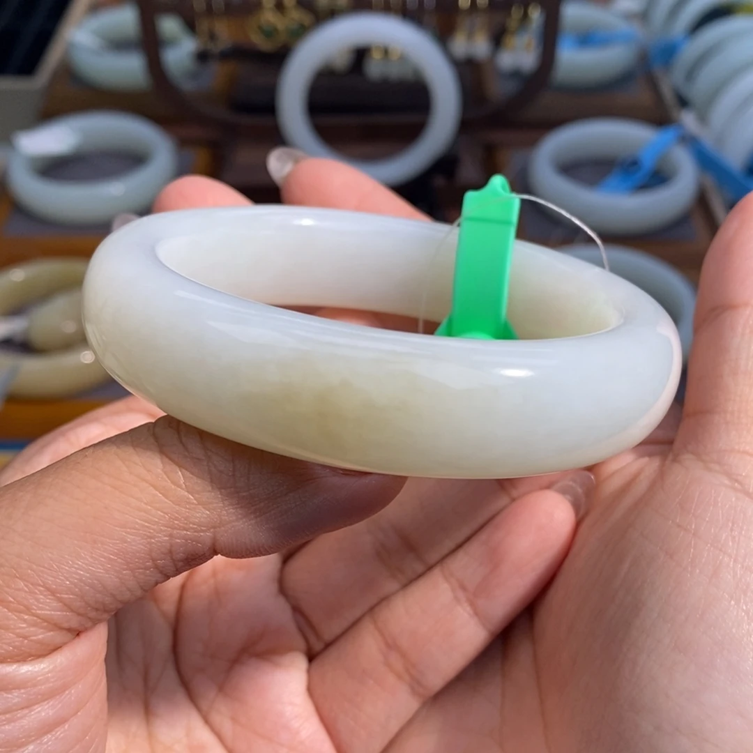 和田玉未镶嵌手镯