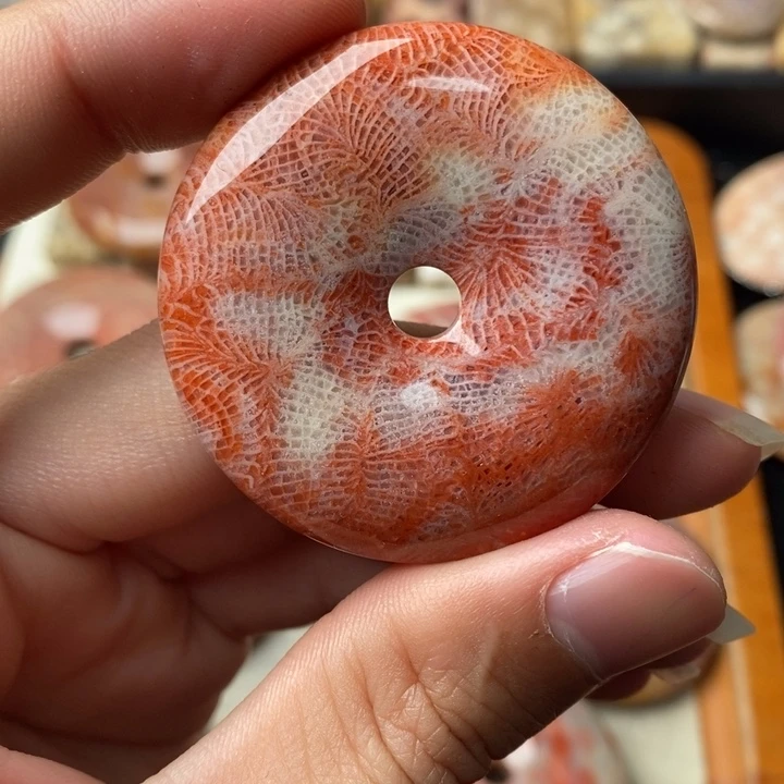 硅化玉颈饰未镶嵌黄****士