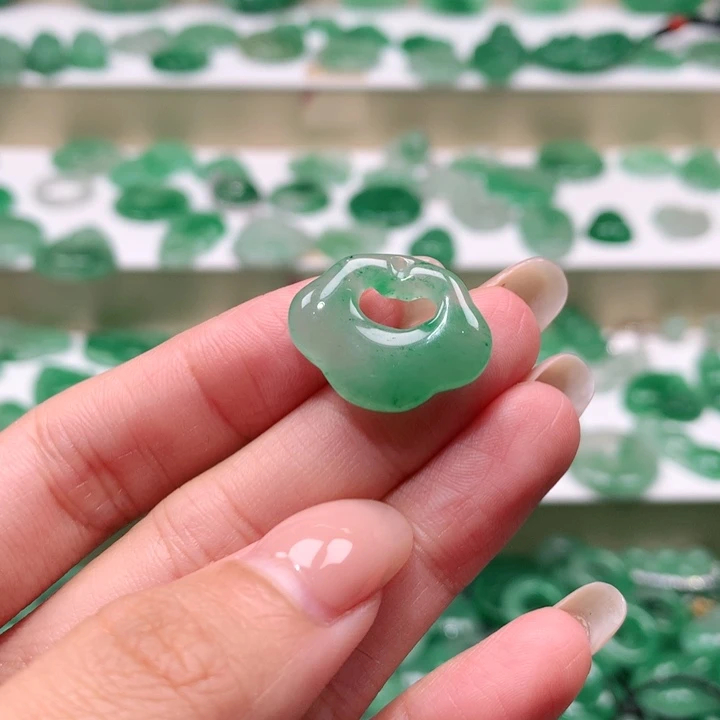 颈饰未镶嵌石英质玉