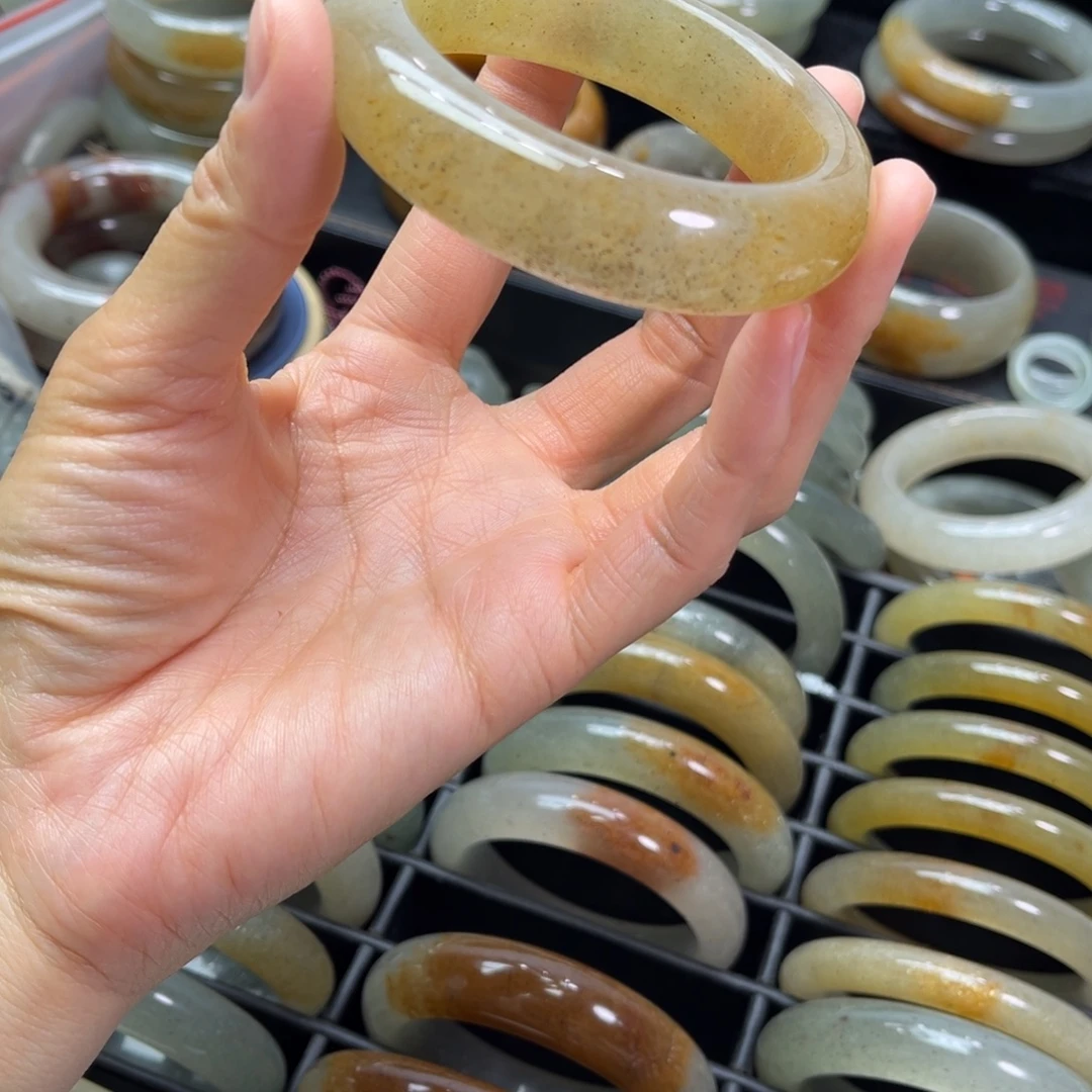 白***辰石英岩玉未镶嵌手镯