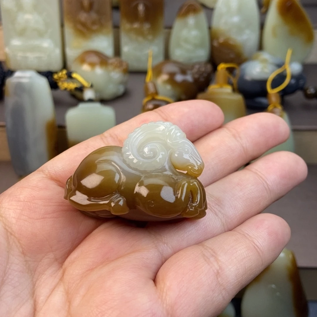 颈饰未镶嵌和田玉（糖玉）