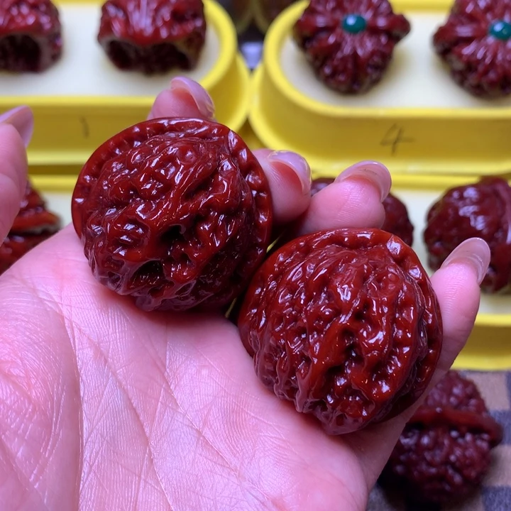 文玩核桃吊坠白狮子38