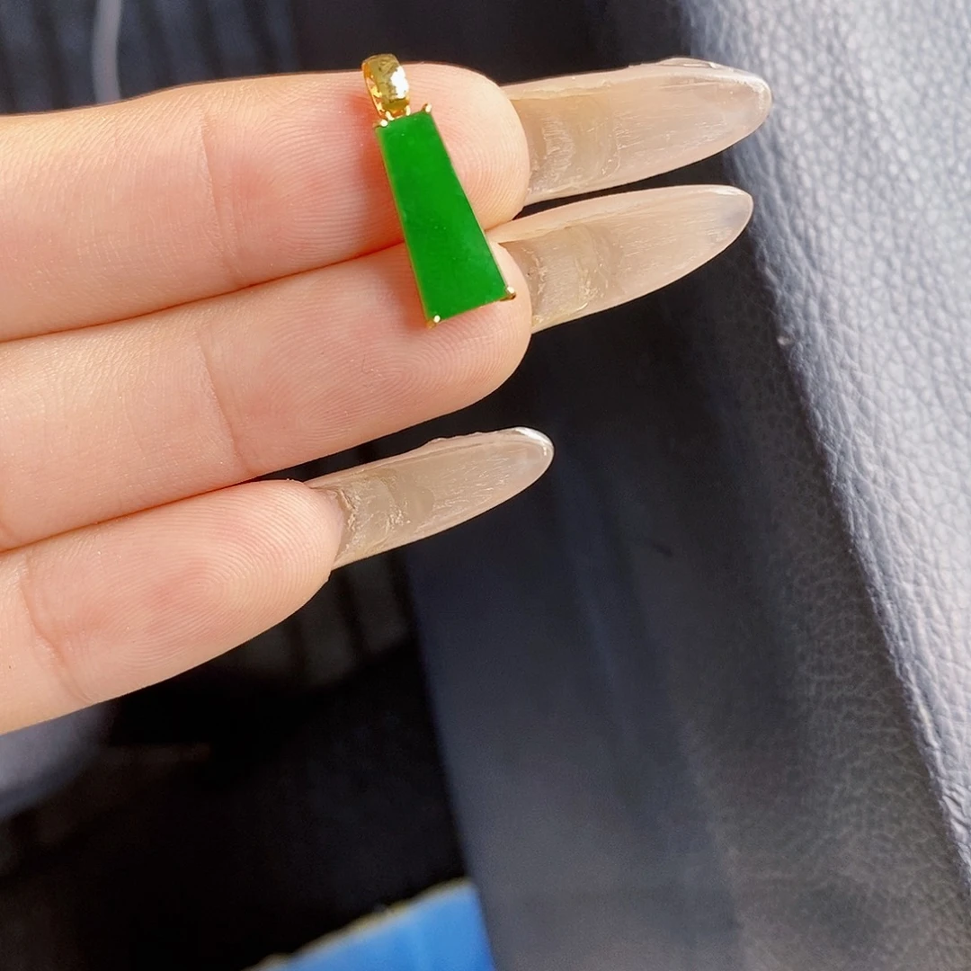 翡翠18K金镶嵌颈饰翡翠