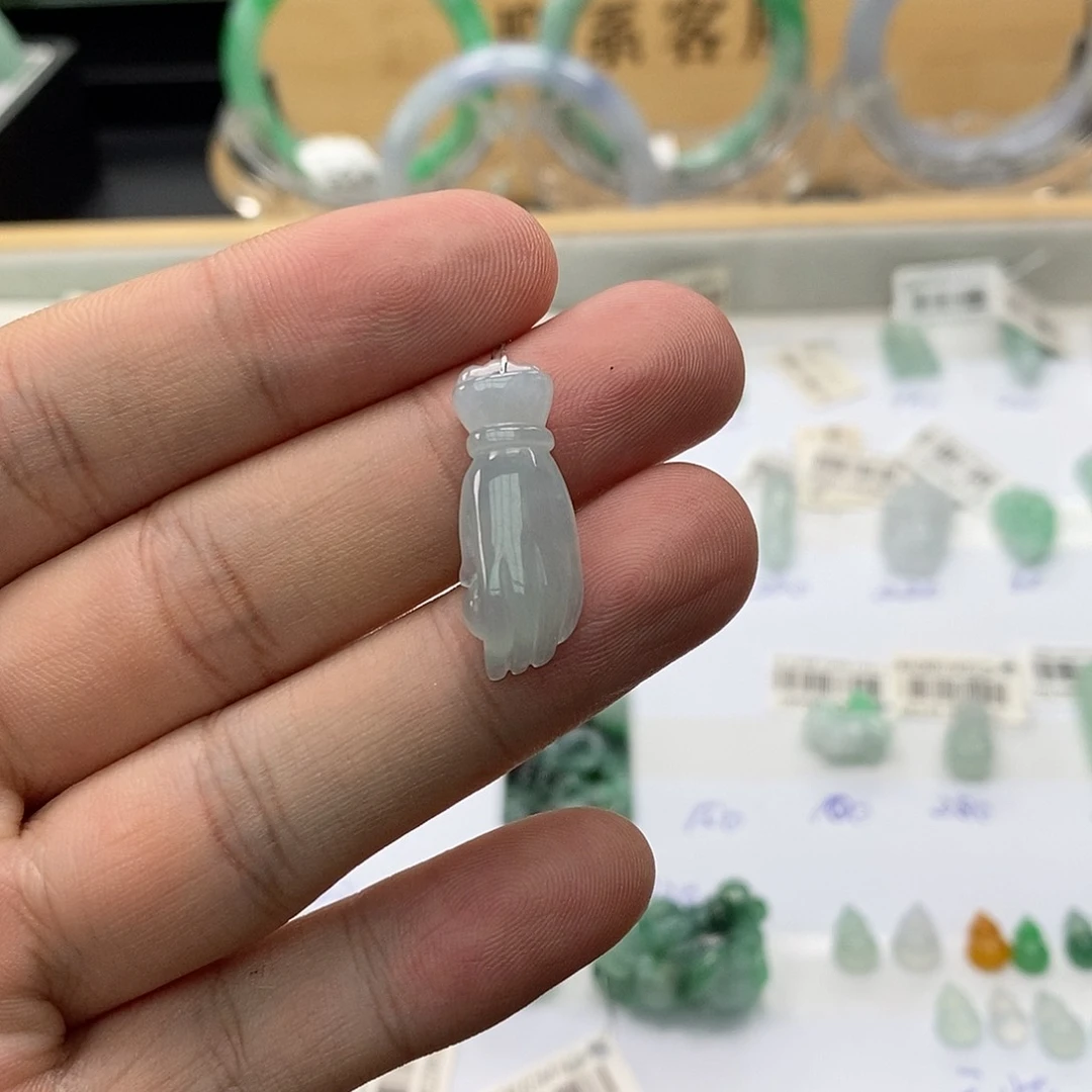 翡翠手镯未镶嵌吊坠