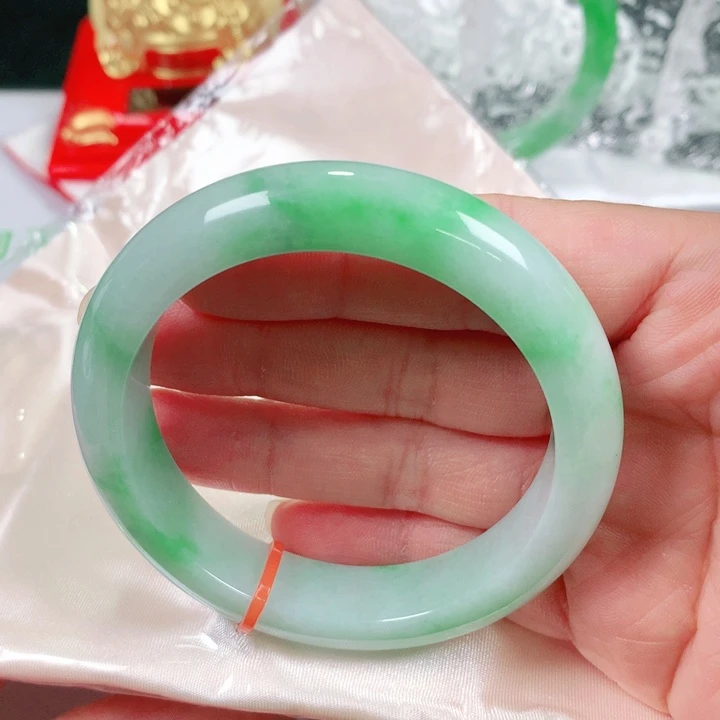 翡翠手镯未镶嵌   编号0245 正圈53+