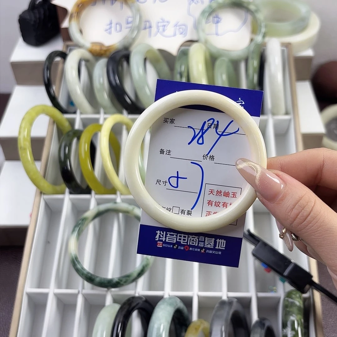蛇纹石玉手镯未镶嵌情*?