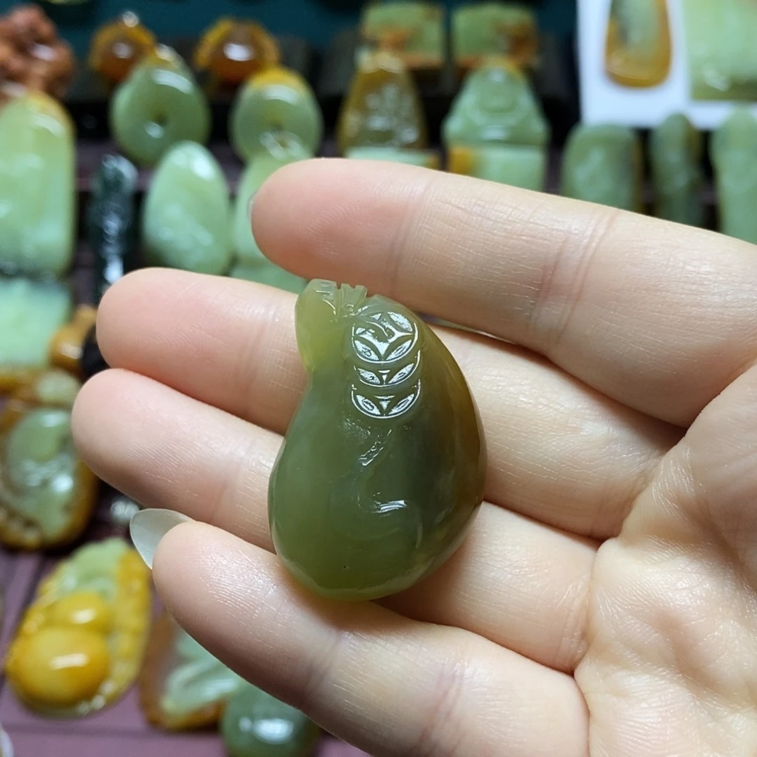 岫玉未镶嵌吊坠(赠链)