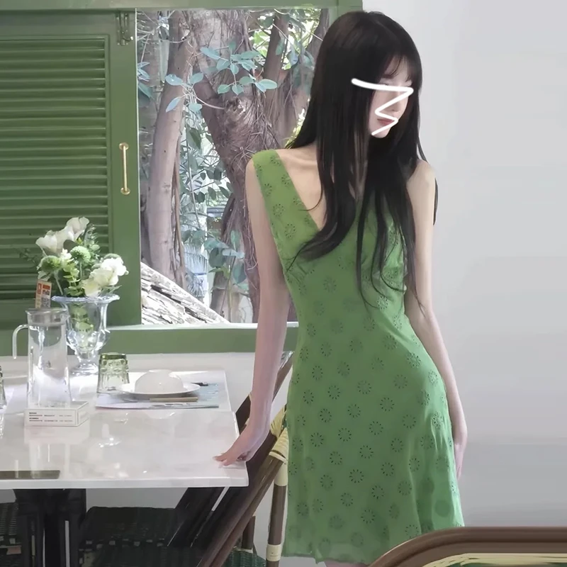 0633法式V领绿色碎花背心连衣裙女夏季2025新款辣妹修身包臀短裙