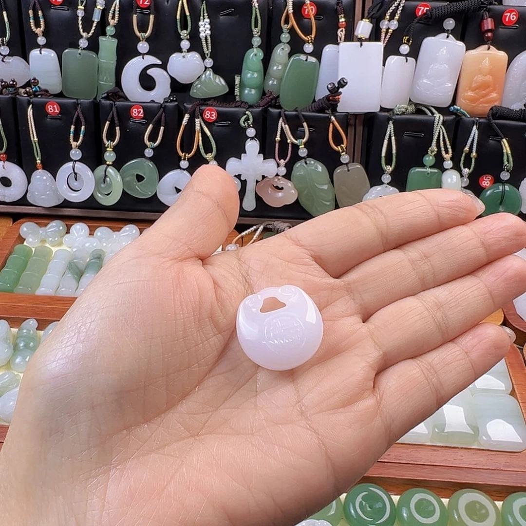 颈饰未镶嵌石英质玉