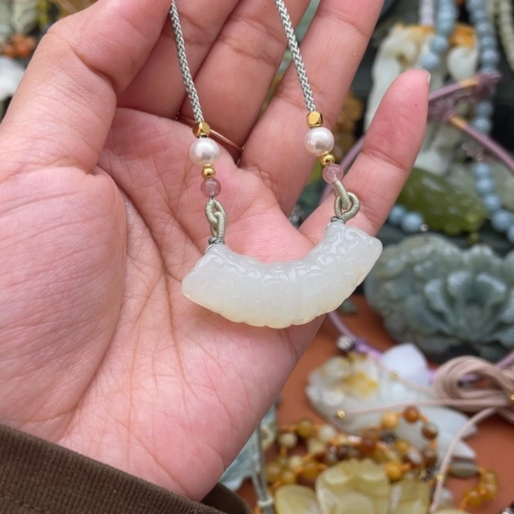 蛇纹石玉吊坠合金
