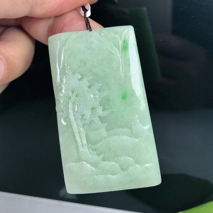 缅甸天然翡翠A货，冰润满绿山水牌吊坠挂件有纹裂时尚精雕浅绿正品