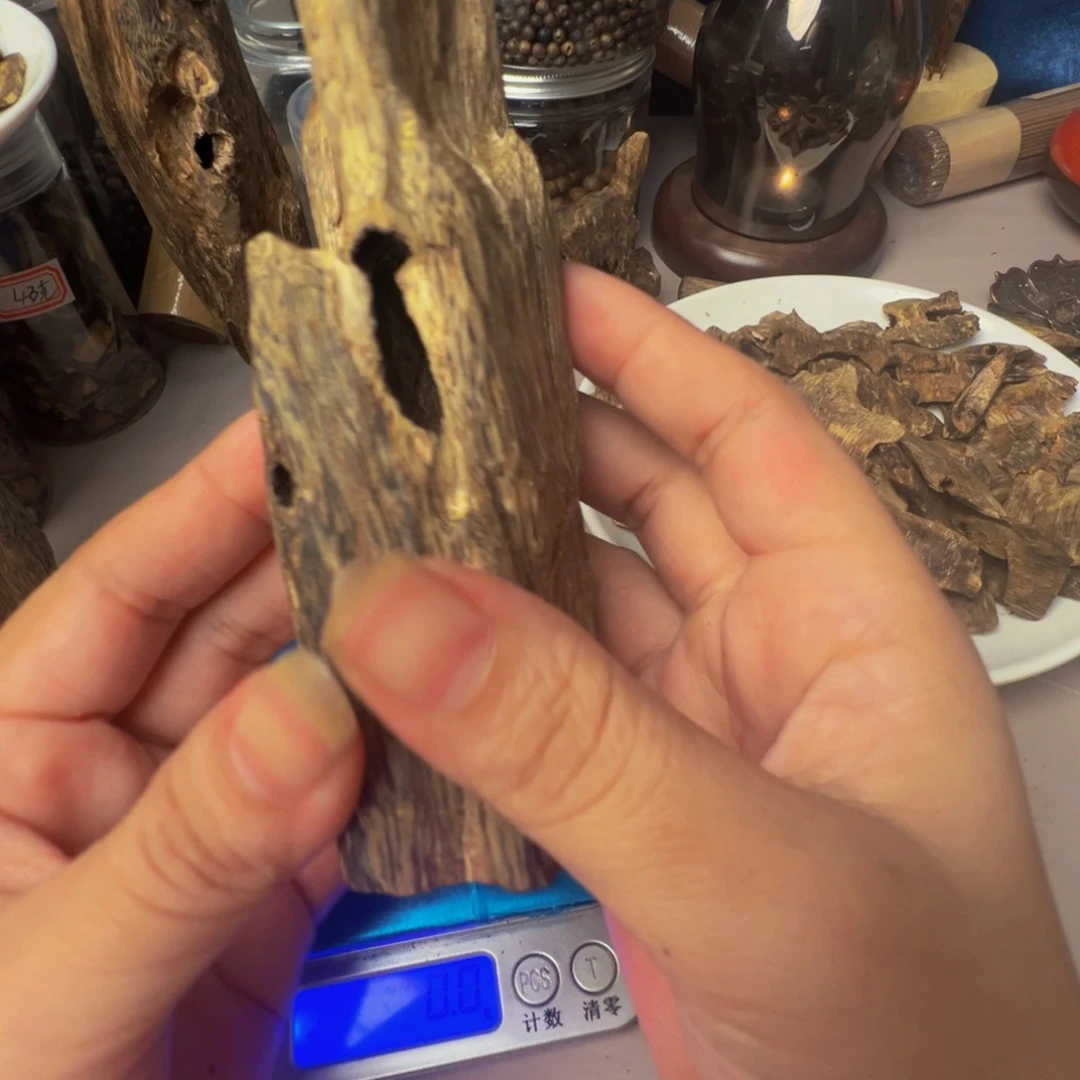 棋楠虫漏摆件49克