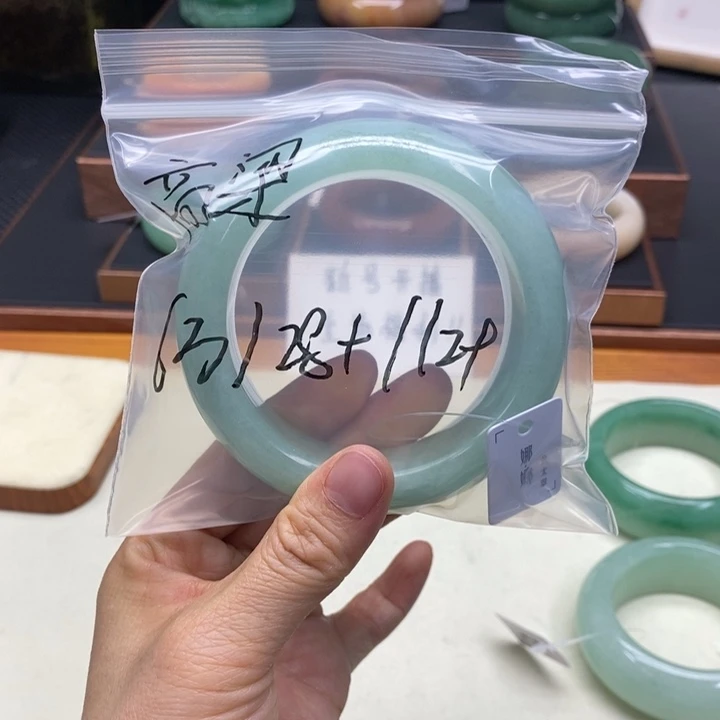 高***梁未镶嵌手镯石英质玉