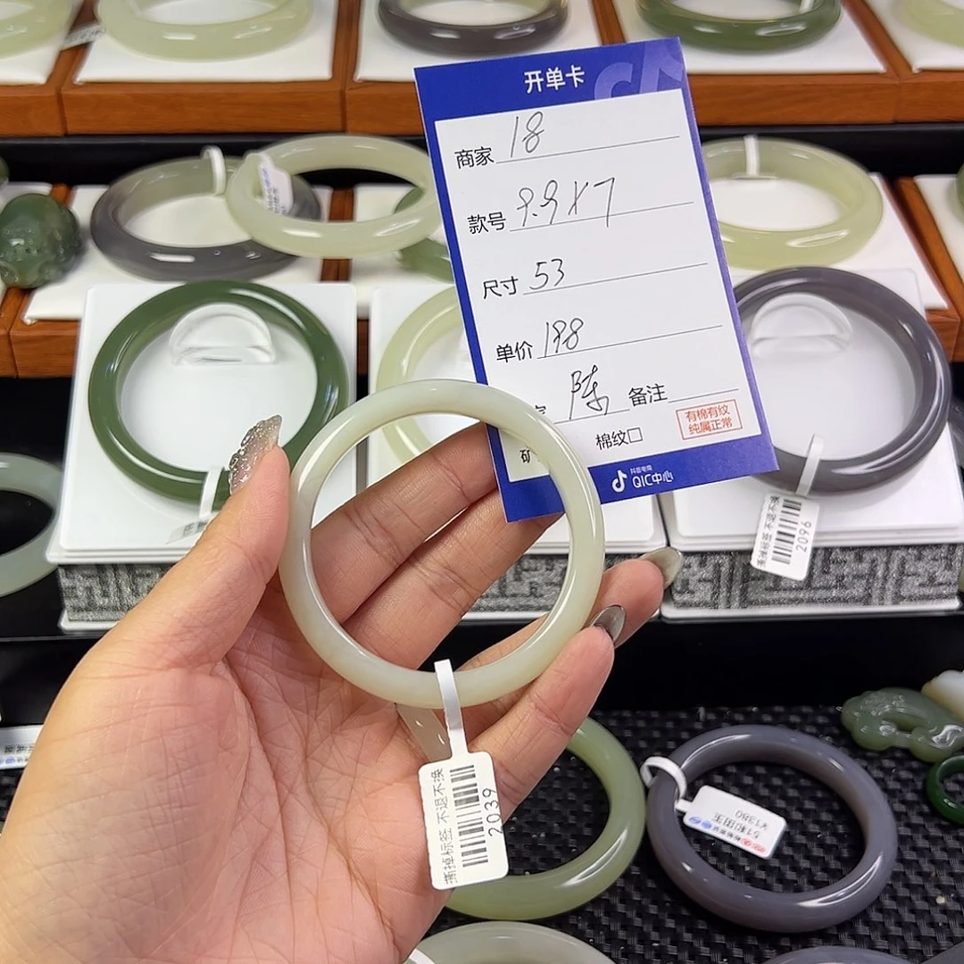 和田玉手镯未镶嵌陈**i