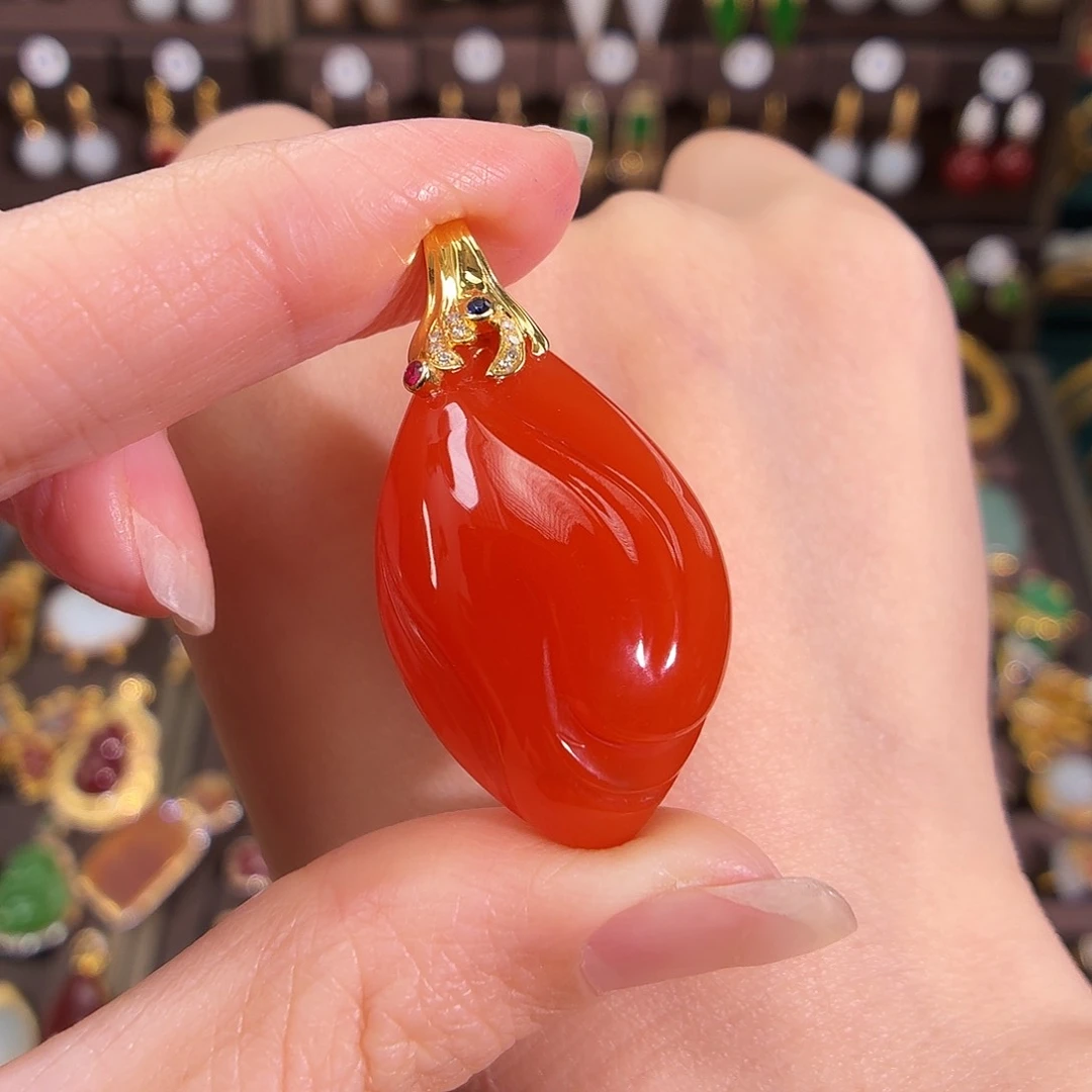 18K金镶嵌吊坠南红玛瑙宝*妈