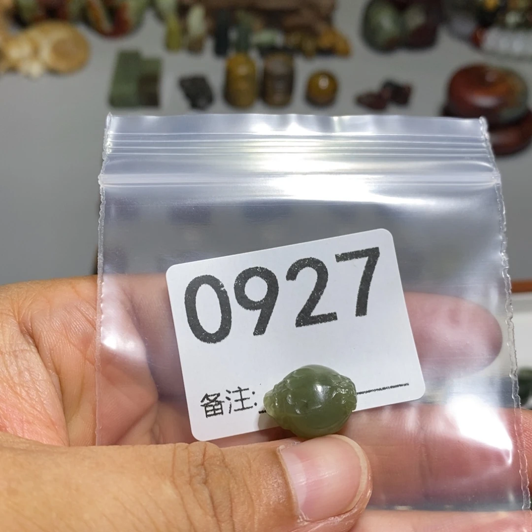 颈饰未镶嵌透闪石质玉桑****)