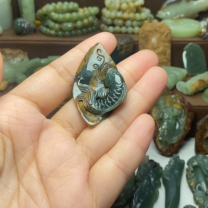 叔***哥颈饰未镶嵌岫岩河磨玉（透闪石质玉）