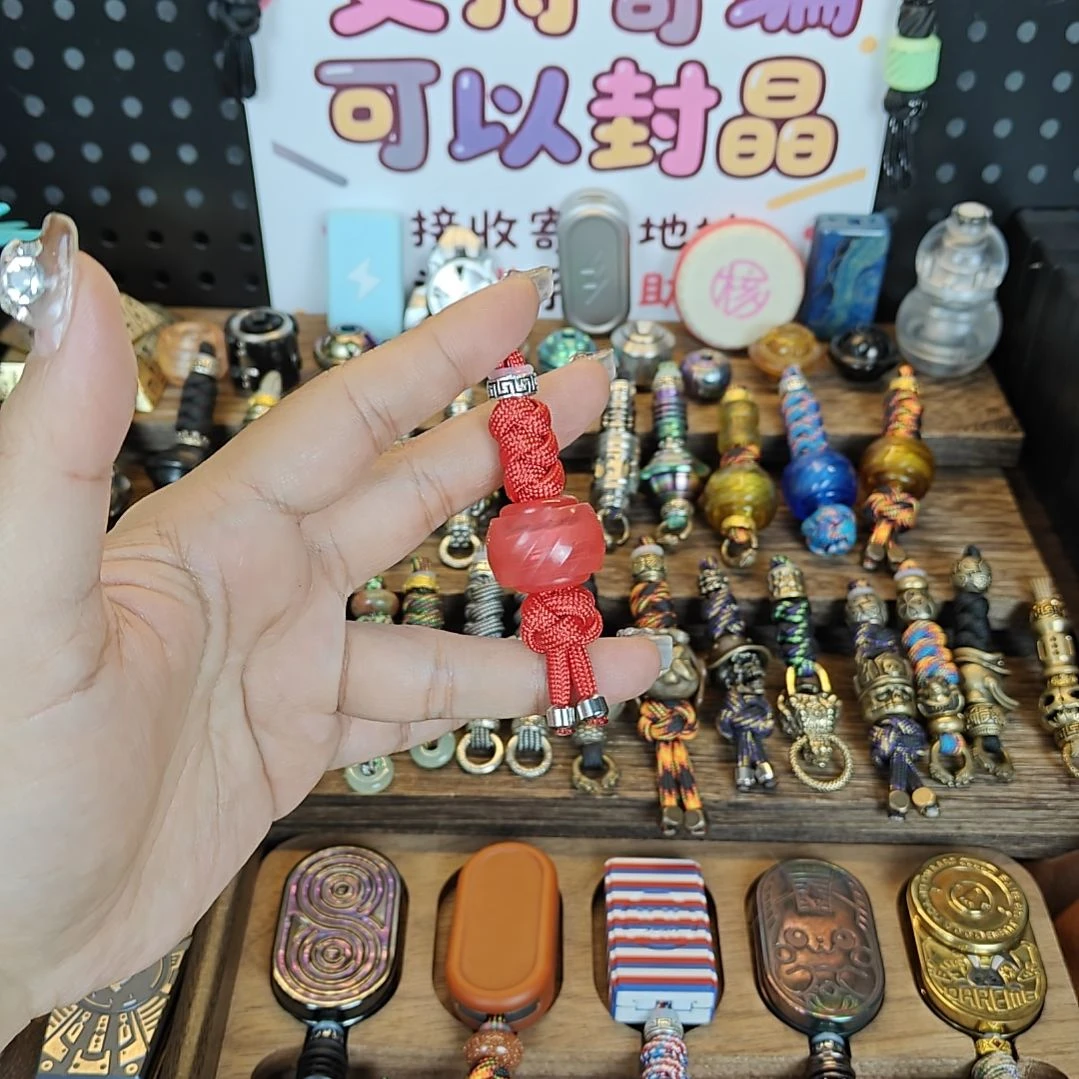 树脂红色莫比乌斯环刀坠