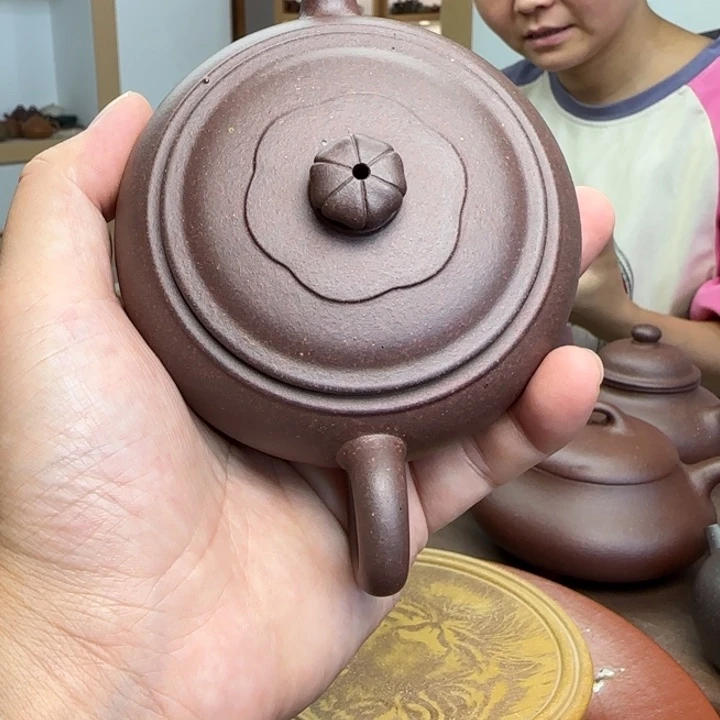 牵***手茶壶紫砂菊钮石鼓微瑕壶特价170CC