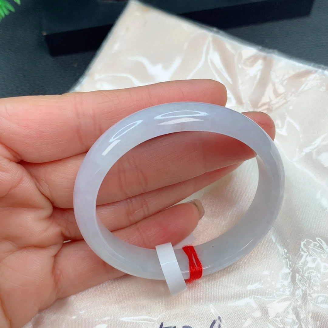 翡翠手镯未镶嵌……………