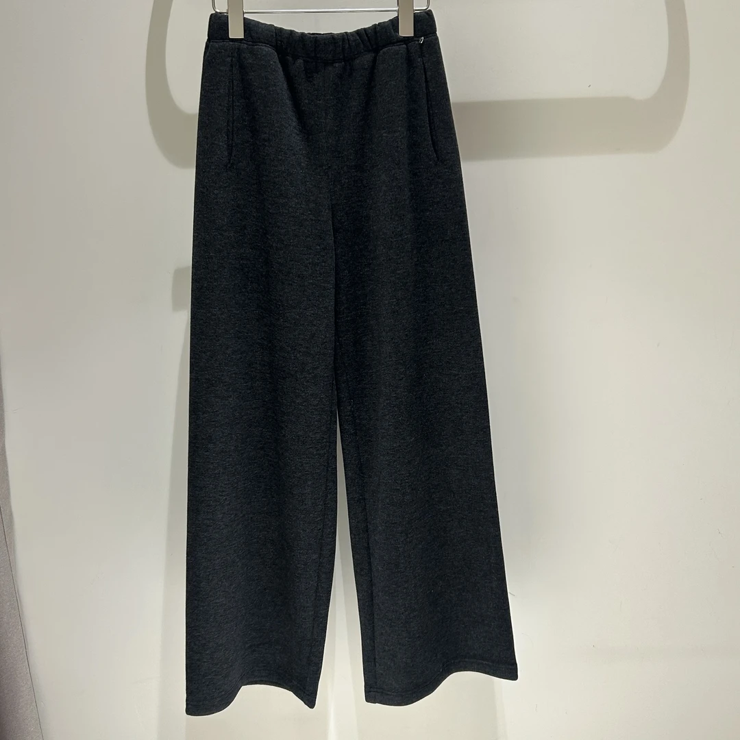 深灰色直筒休闲裤