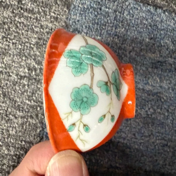 古陶瓷矾红开窗花卉杯