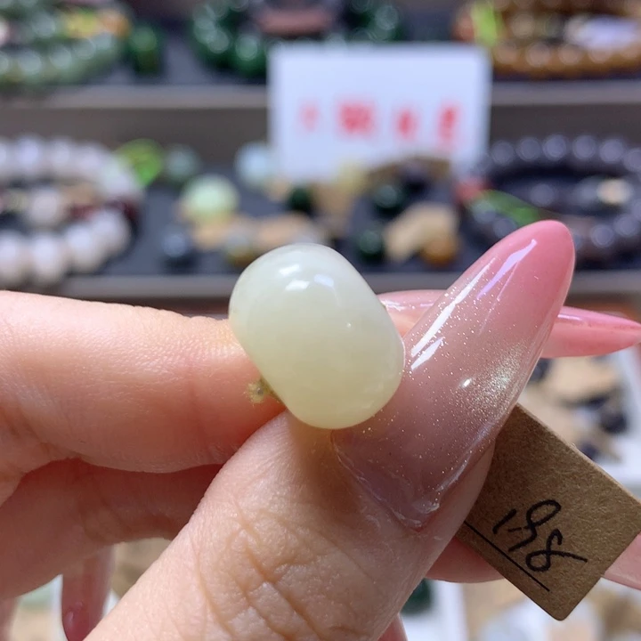 和田玉未镶嵌颈饰冰糖雪梨