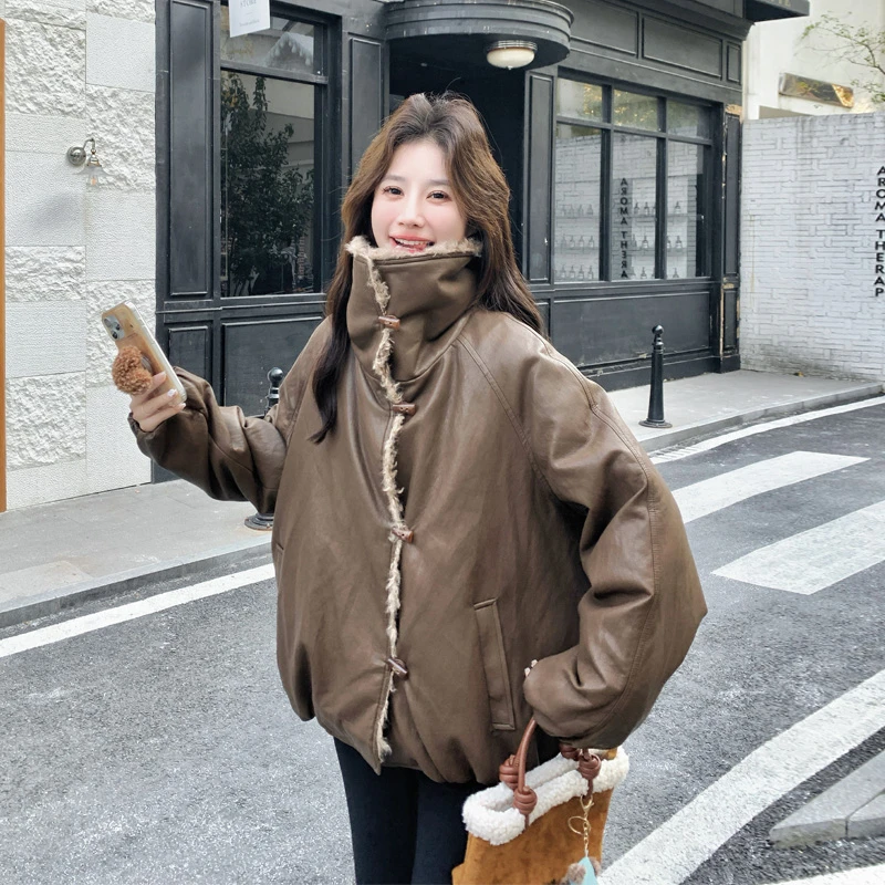 复古港风焦糖棕皮衣羽绒服2025冬季新款甜酷工装风羊羔毛派克服潮