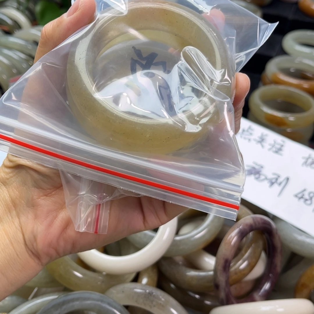乐***寰石英岩玉未镶嵌手镯