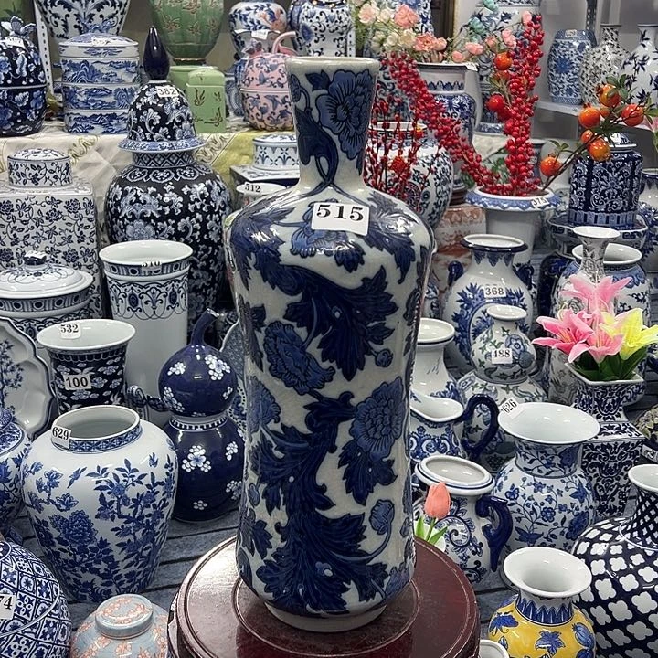 摆件青花瓷手工手绘高温釉下彩家居摆件，浮雕工艺开片冰裂纹花瓶