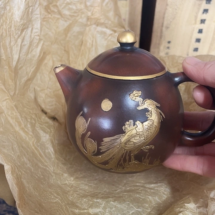 紫砂茶壶矿泥料手工制作的一把紫砂壶。