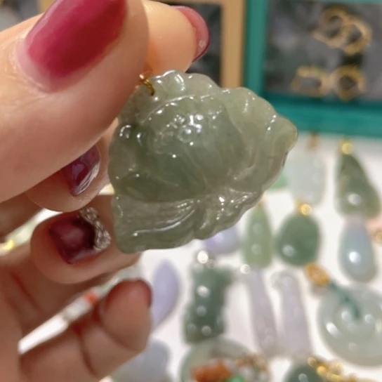 翡翠未镶嵌颈饰莲花吊坠