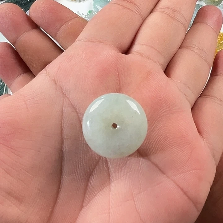 翡翠未镶嵌颈饰平安扣