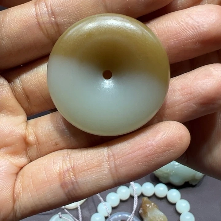 和田玉未镶嵌颈饰且末平安扣