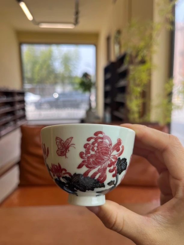 正绎堂釉里红蝶恋花鸡心杯