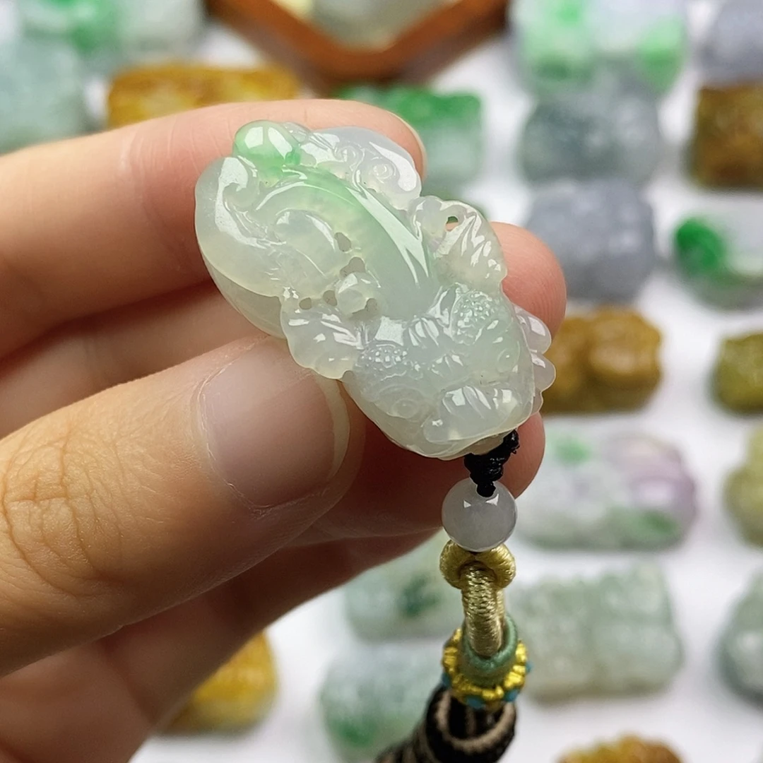 翡翠未镶嵌颈饰貔貅