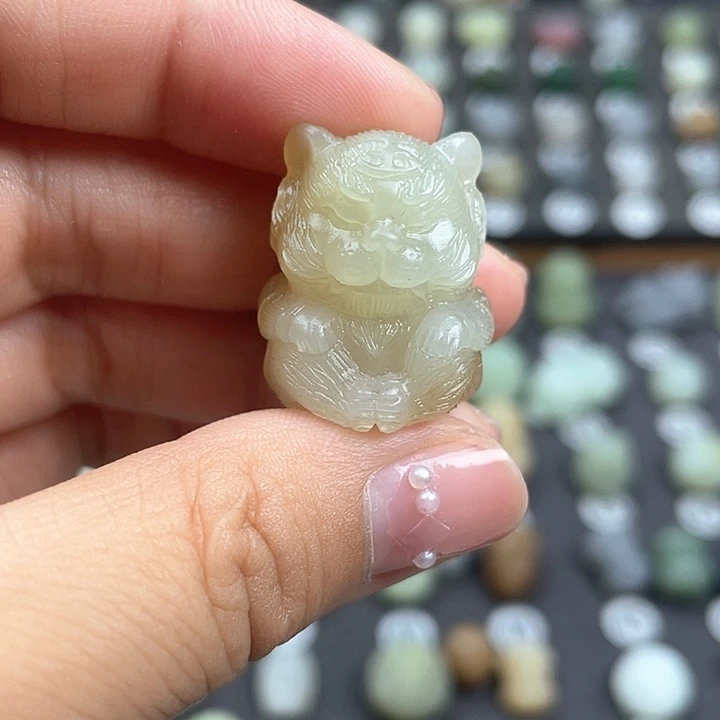 颈饰未镶嵌和田玉新疆且末糖老虎挂坠定制