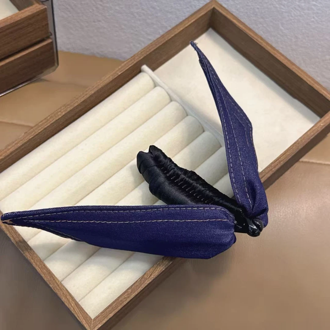 【牛仔很忙】系列新款精致牛仔领结造型香蕉夹4945