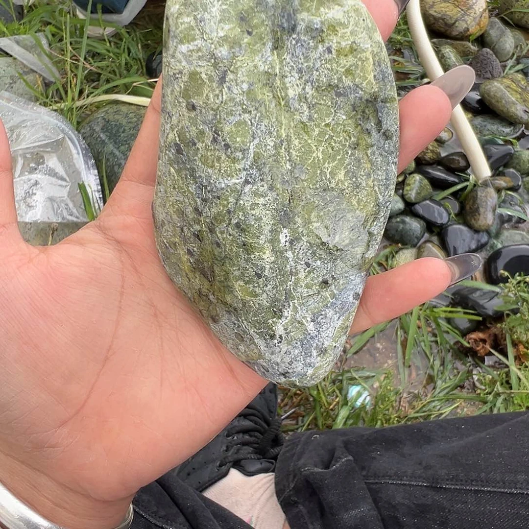 蛇纹石玉未镶嵌珠宝奇石富**申