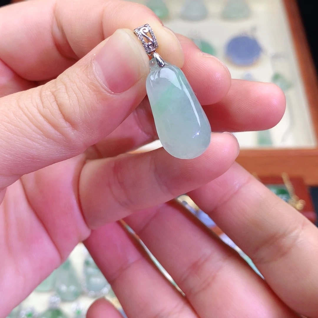 颈饰18K金镶嵌翡翠